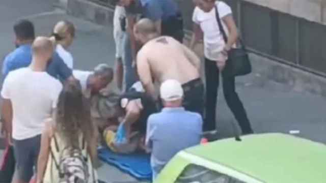 Un policía atiende a la niña tras la intervención de un hombre en Turín