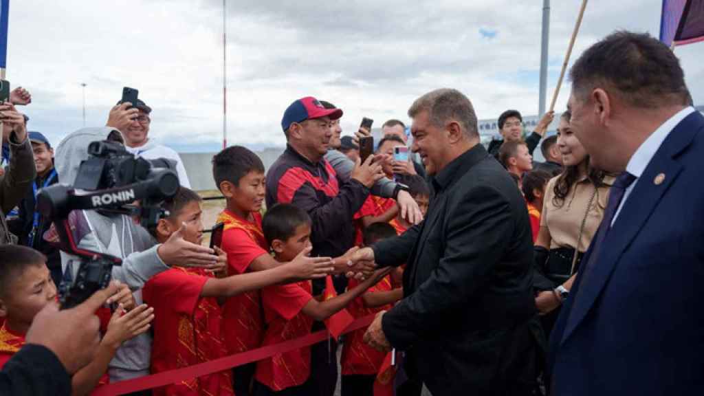 Laporta saluda a un grupo de niños en su llegada a Kirguistán
