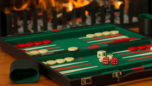 Mesa con fichas para jugar al backgammon
