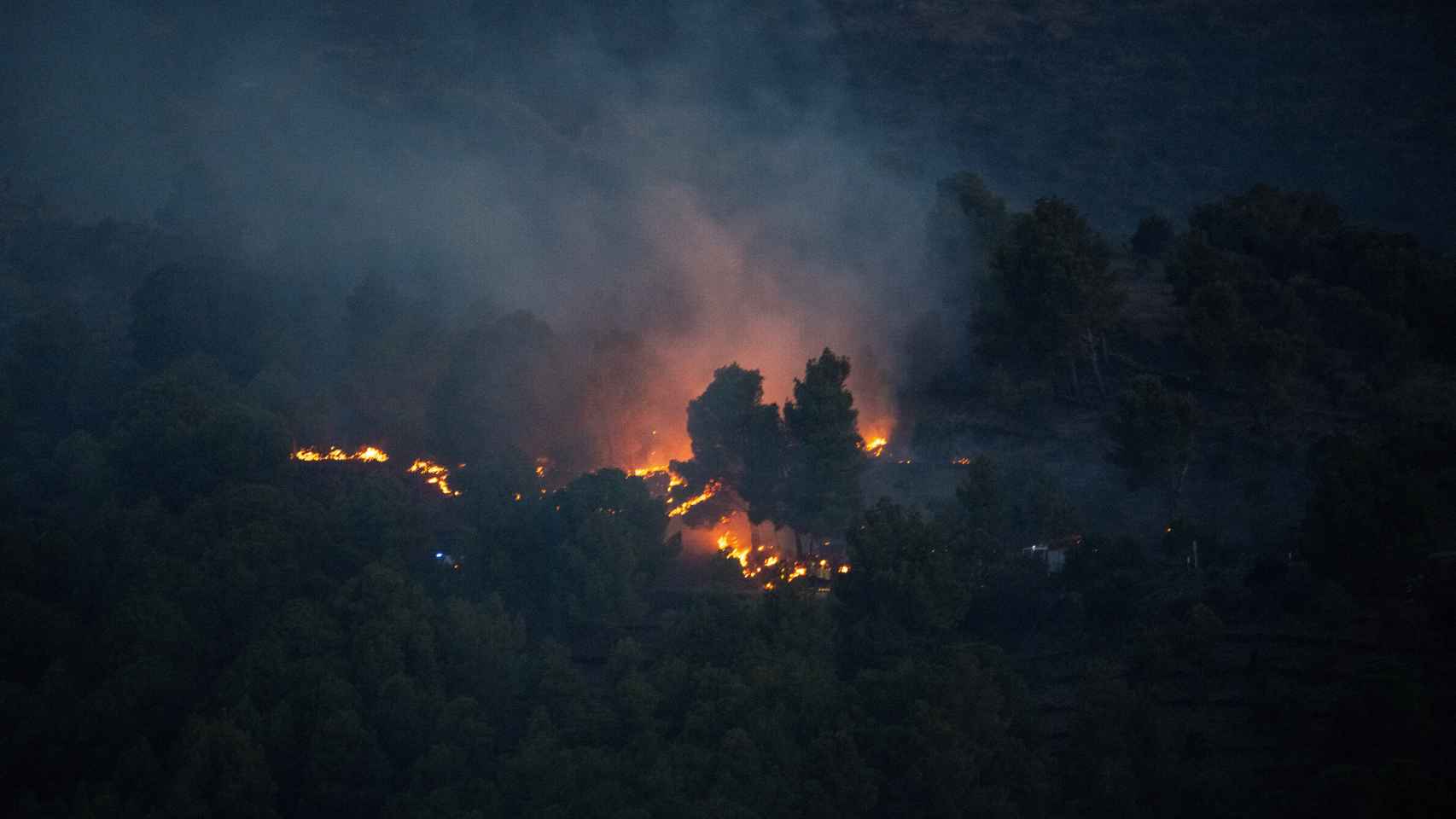 Incendio forestal que afecta a los municipios de Colera y Portbou (Girona), cerca de la frontera con Francia