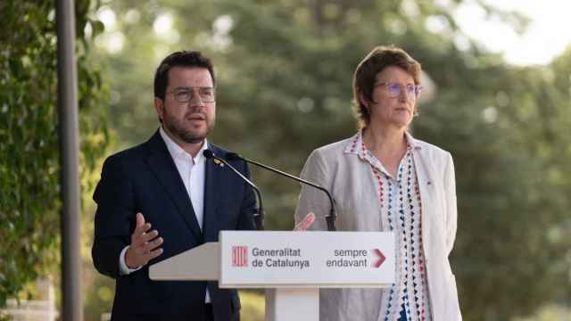 El presidente de la Generalitat de Cataluña, Pere Aragones junto a la consejera de Educación, Anna Simó, ambos de ERC