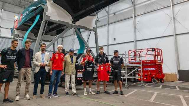 Imagen del acto de 'hermanamiento' entre Emirates Team New Zealand y Ducati Lenovo Team