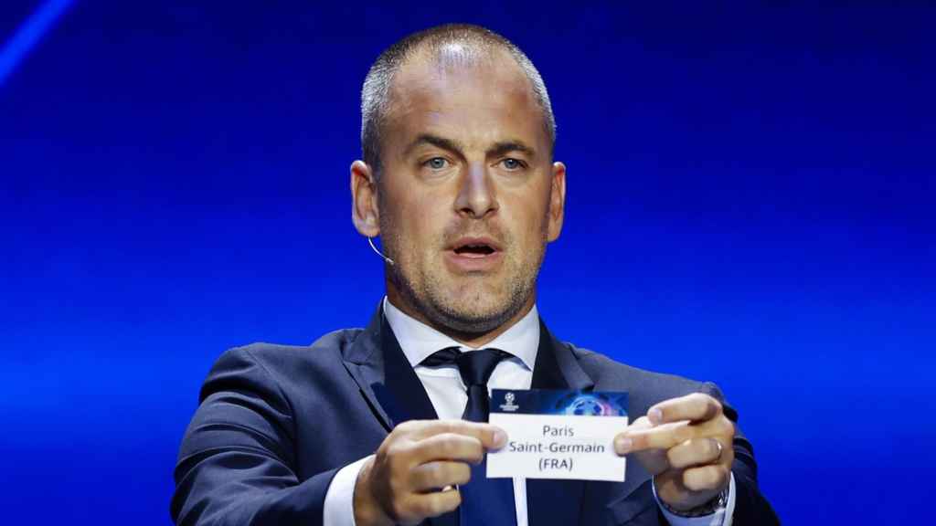 Joe Cole muestra la papeleta del PSG en el sorteo de la Champions League 2023-24