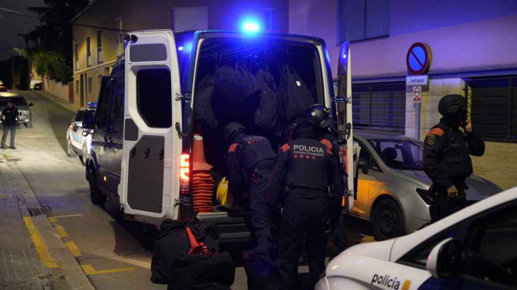 Agentes de los Mossos d'Esquadra en la entrada en un punto de venta de crack de Terrassa