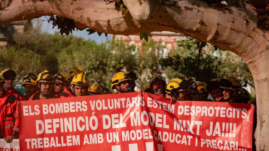 Los bomberos voluntarios protestan ante el Parlament