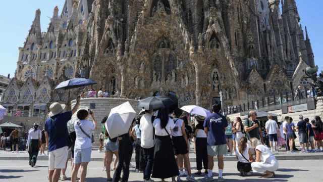 Turistas ante la Sagrada Família de Barcelona