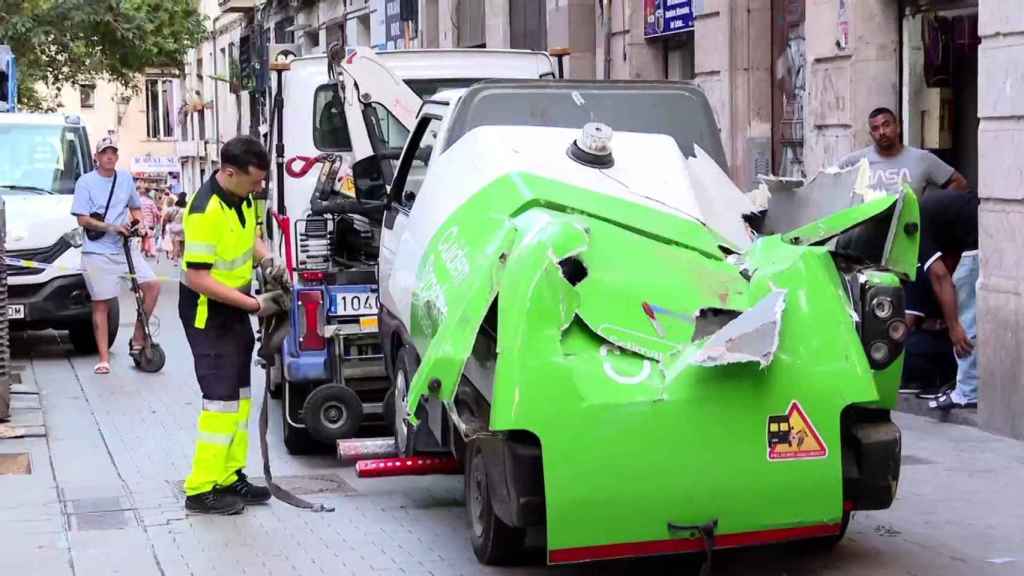 El camión de BCNeta destrozado por la palmera que cayó