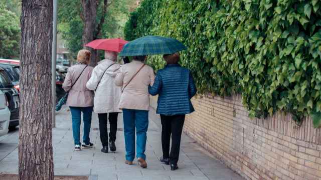 Varias personas con paraguas