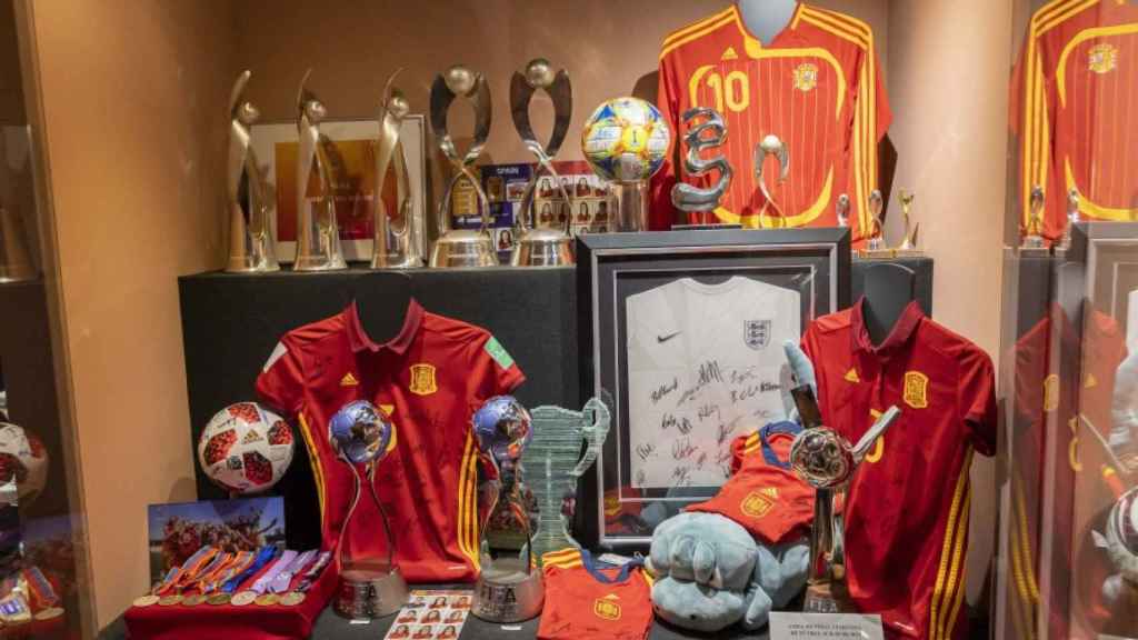 La vitrina dedicada a la selección española femenina en el Museo de la RFEF