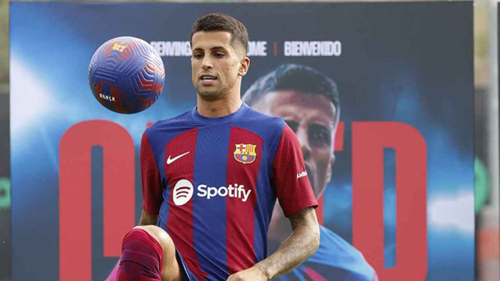 Joao Cancelo, dando toques de balón, en su presentación en el Barça