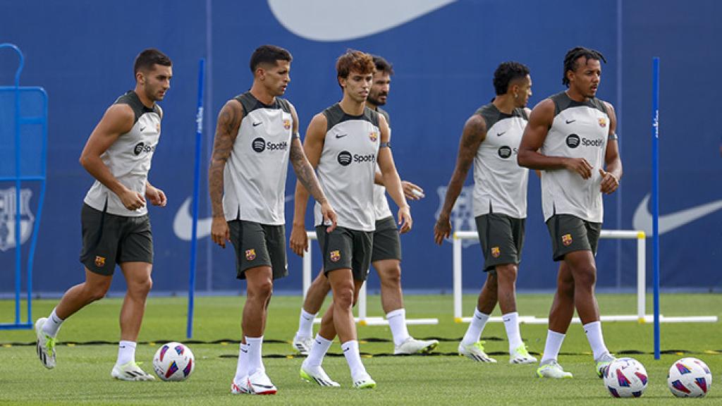 Ferran Torres, junto a los Joaos, en una sesión de entrenamiento del Barça