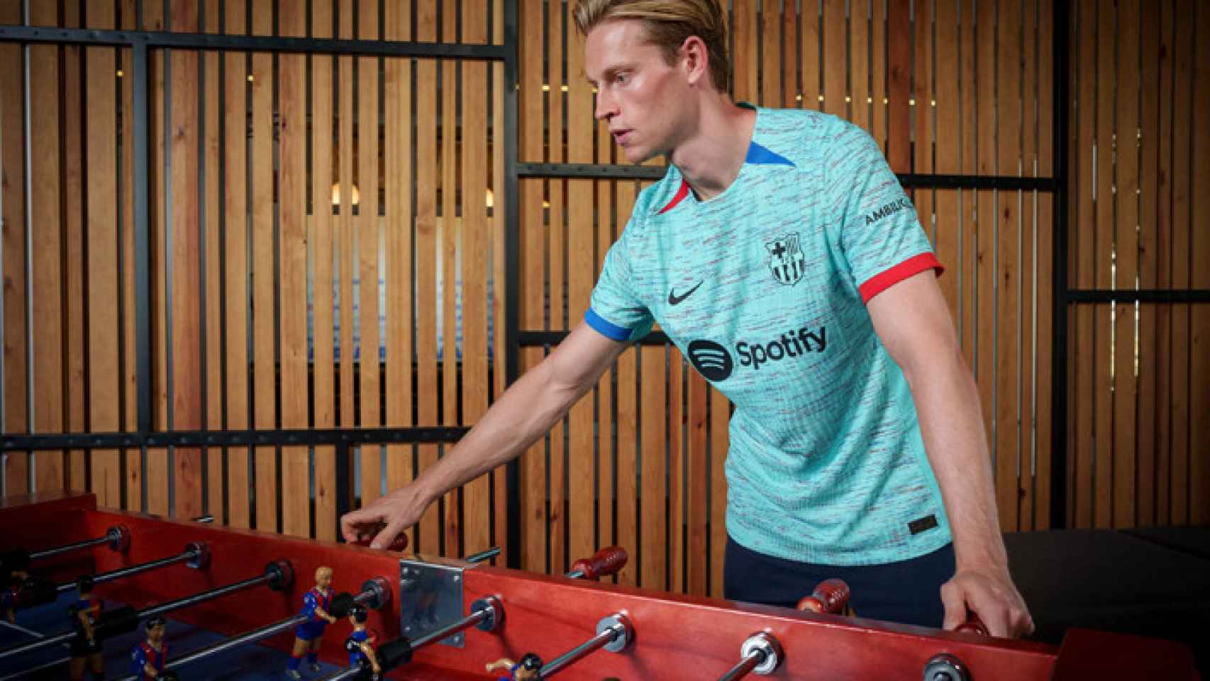 Frenkie de Jong posa con la tercera equipación del Barça