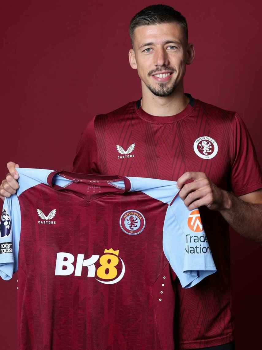 Clément Lenglet posa con la camiseta del Aston Villa