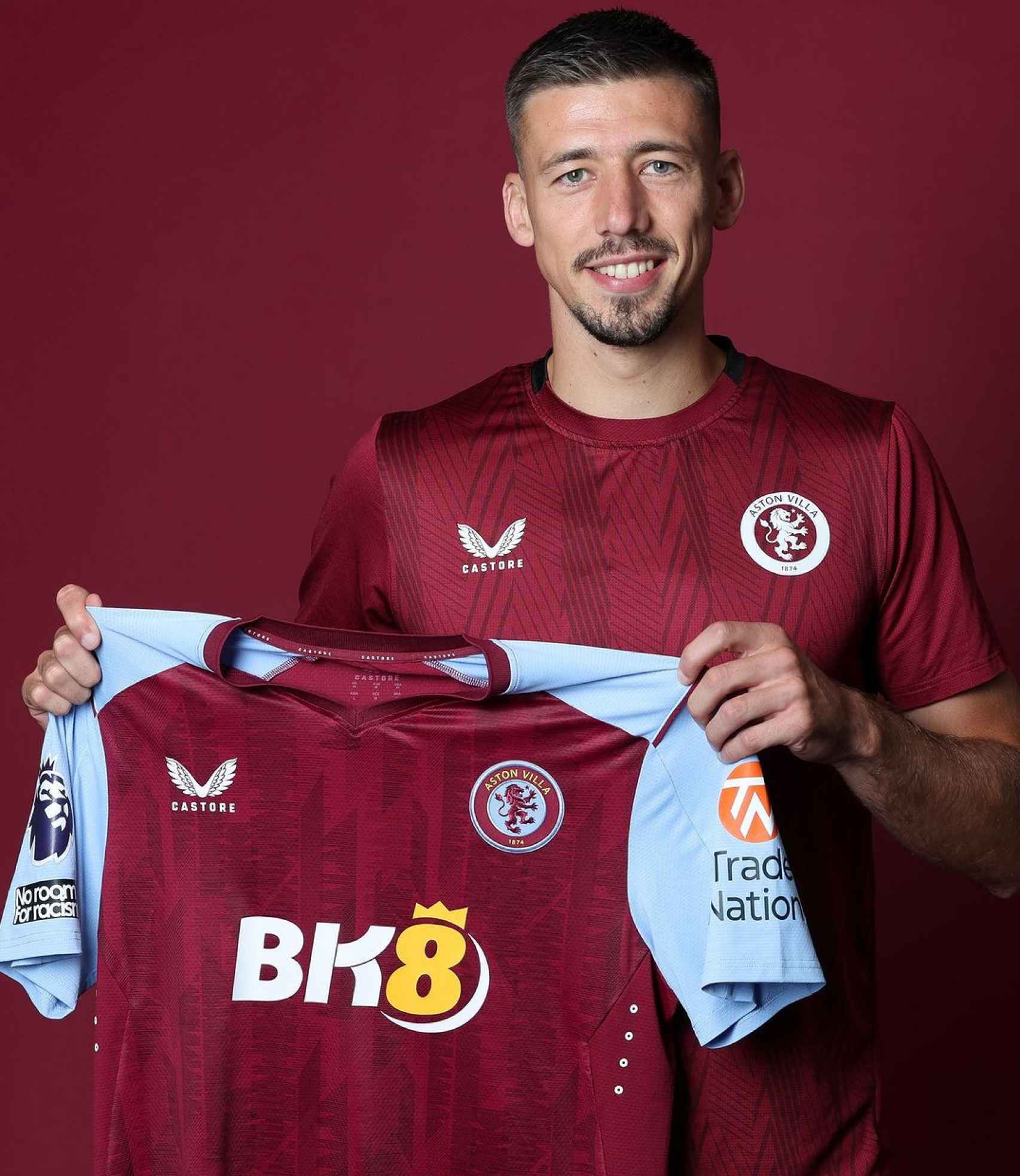 Clément Lenglet posa con la camiseta del Aston Villa