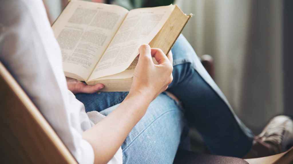 Mujer leyendo