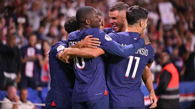 Ousmane Dembelé celebra un gol del PSG con sus compañeros