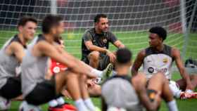 Xavi Hernández, junto a los jugadores del Barça, en un entrenamiento