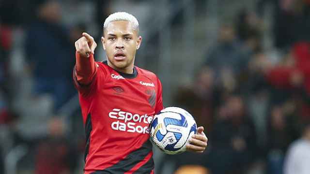 Vitor Roque festeja otro gol con el Athletico Paranaense