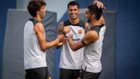 Joao Cancelo y Joao Félix, junto a Ferran Torres, en un entrenamiento del Barça