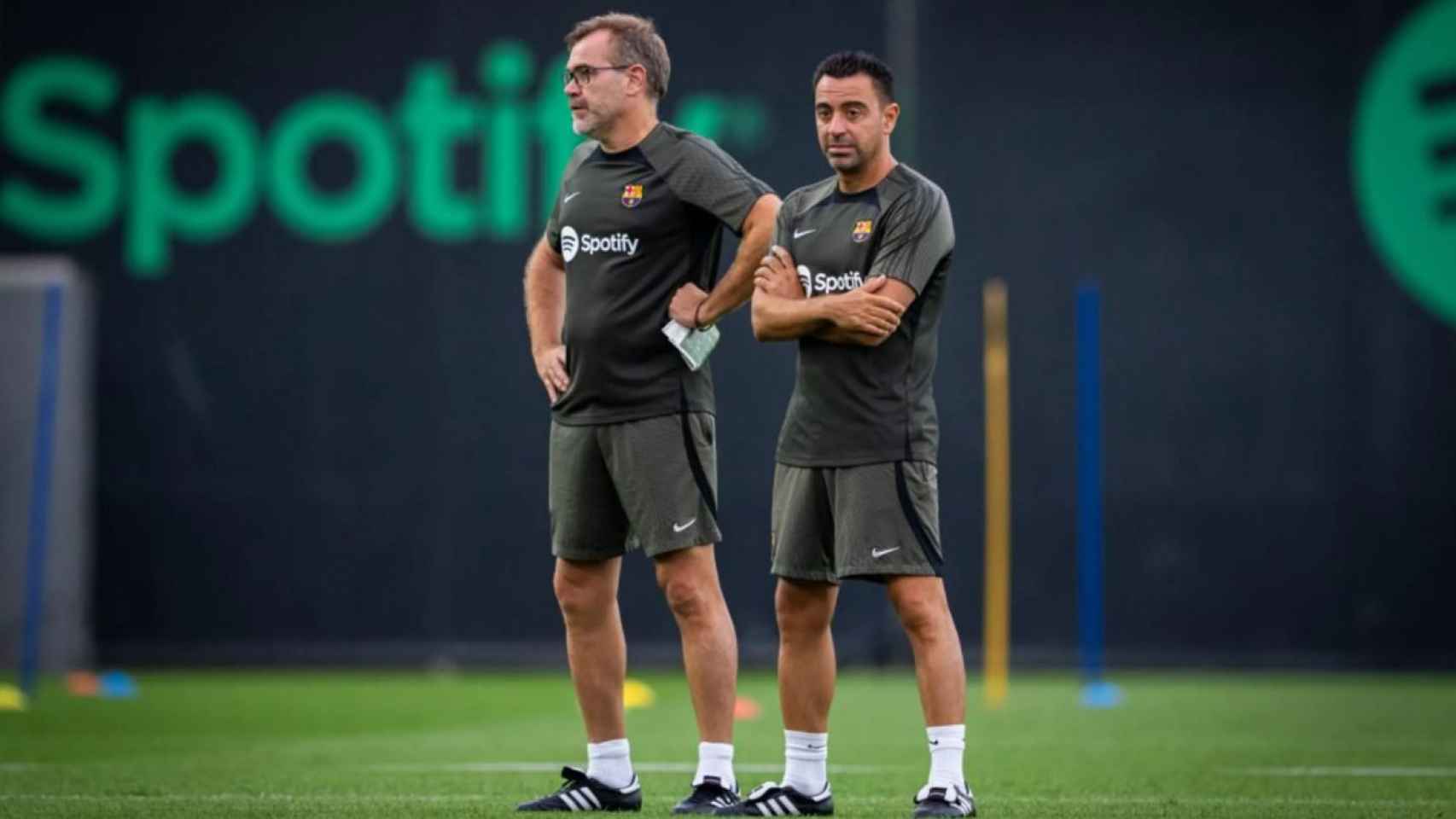 Xavi Hernández y su hermano, Óscar Hernández, en un entrenamiento del Barça