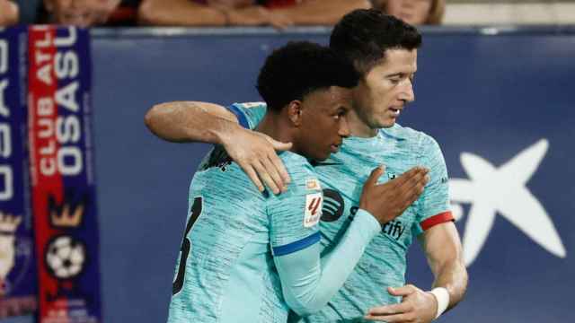 Robert Lewandowski y Alejandro Balde celebran un gol del Barça ante el Osasuna