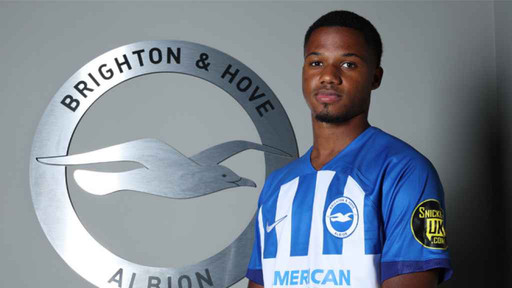 Ansu Fati, posando con la camiseta del Brighton & Hove Albion
