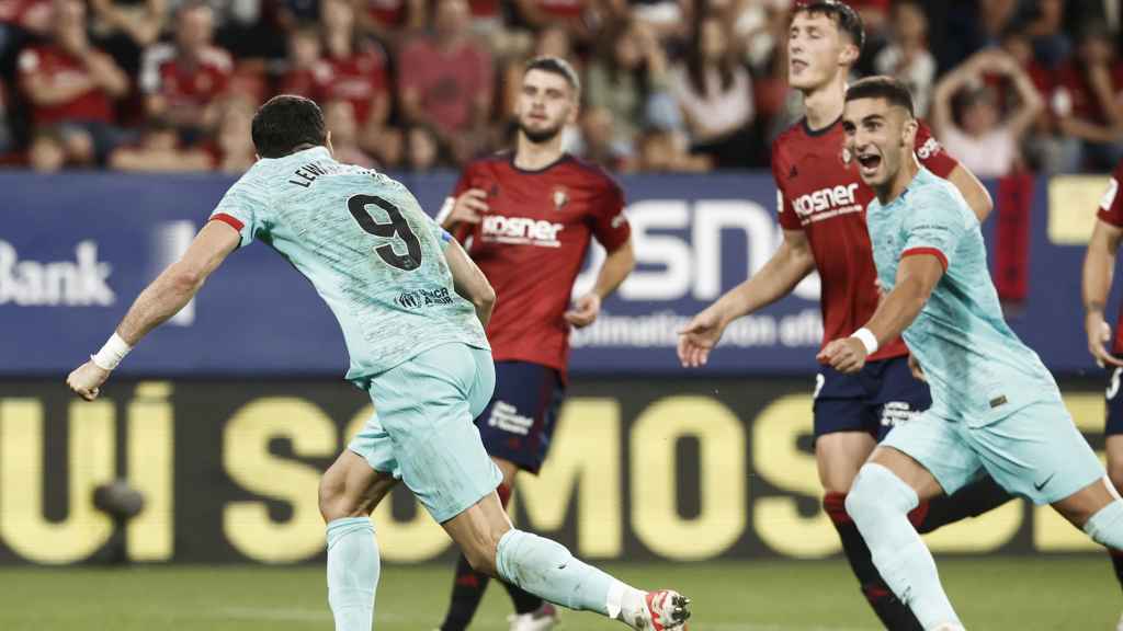 Robert Lewandowski celebra el gol de la victoria en El Sadar