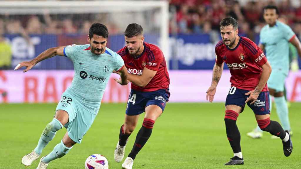 Ilkay Gundogan conduce el balón, perseguido por Iker Muñoz en El Sadar