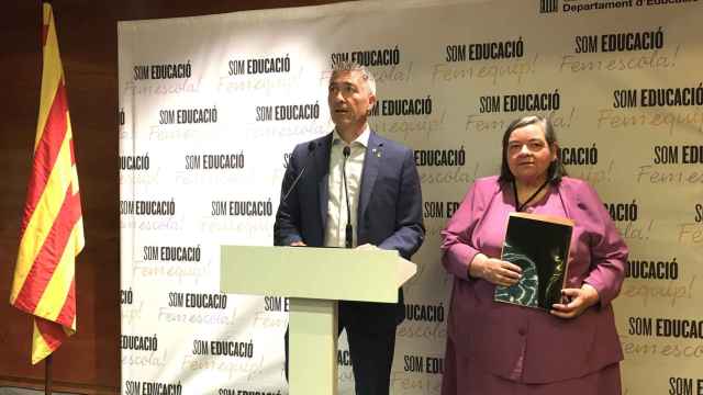 El consejero de Educación, Josep González-Cambray, y la presidenta del Consejo Lingüístico Asesor, Carme Junyent