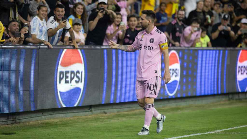 Leo Messi, saludando a la afición en el BMO Stadium de Los Angeles