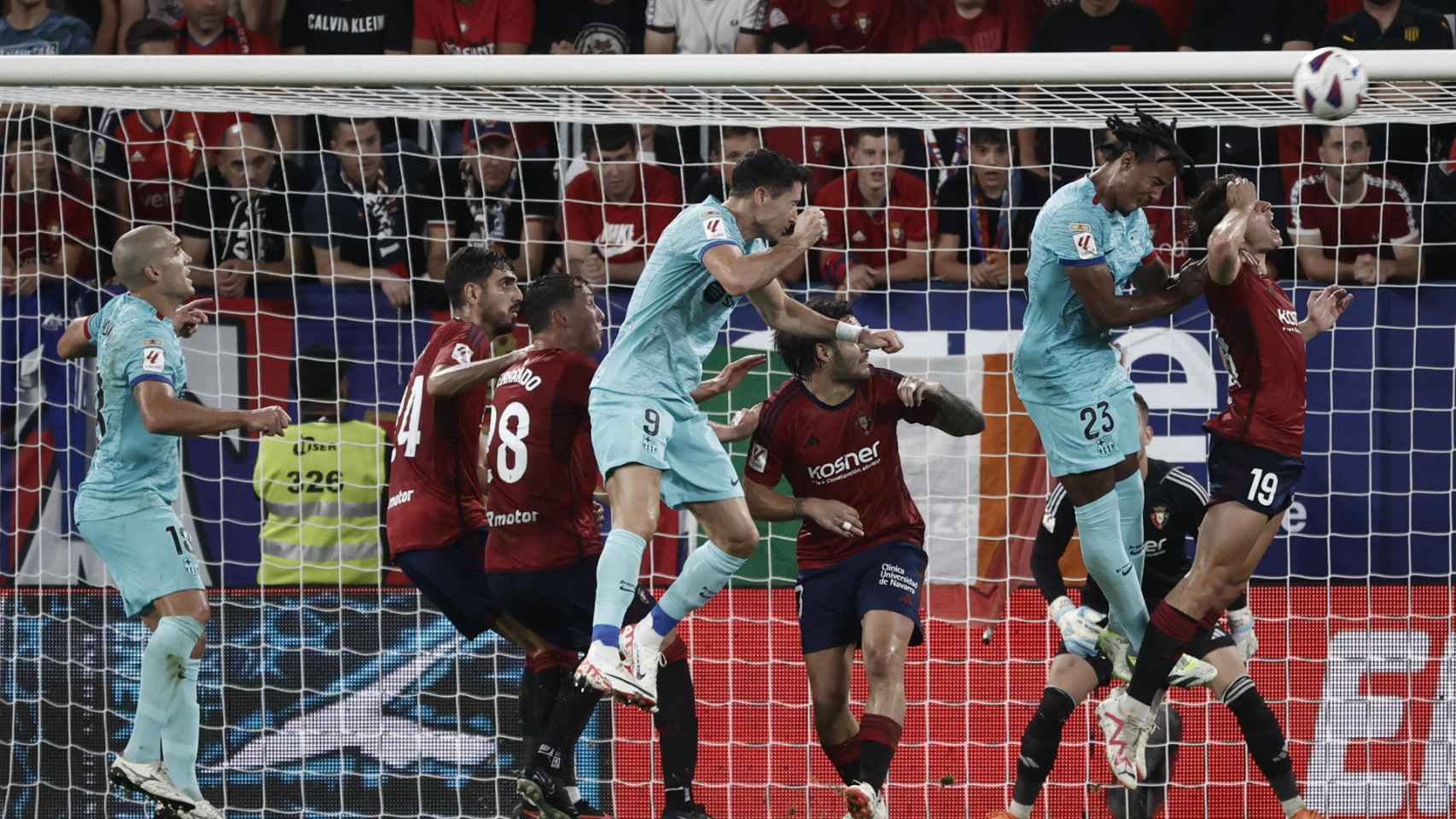 Koundé cabecea y marca el primer gol del Barça en El Sadar