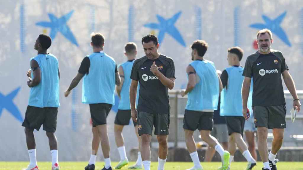 Xavi Hernández y su hermano Oscar, durante un entrenamiento con el FC Barcelona / EFE