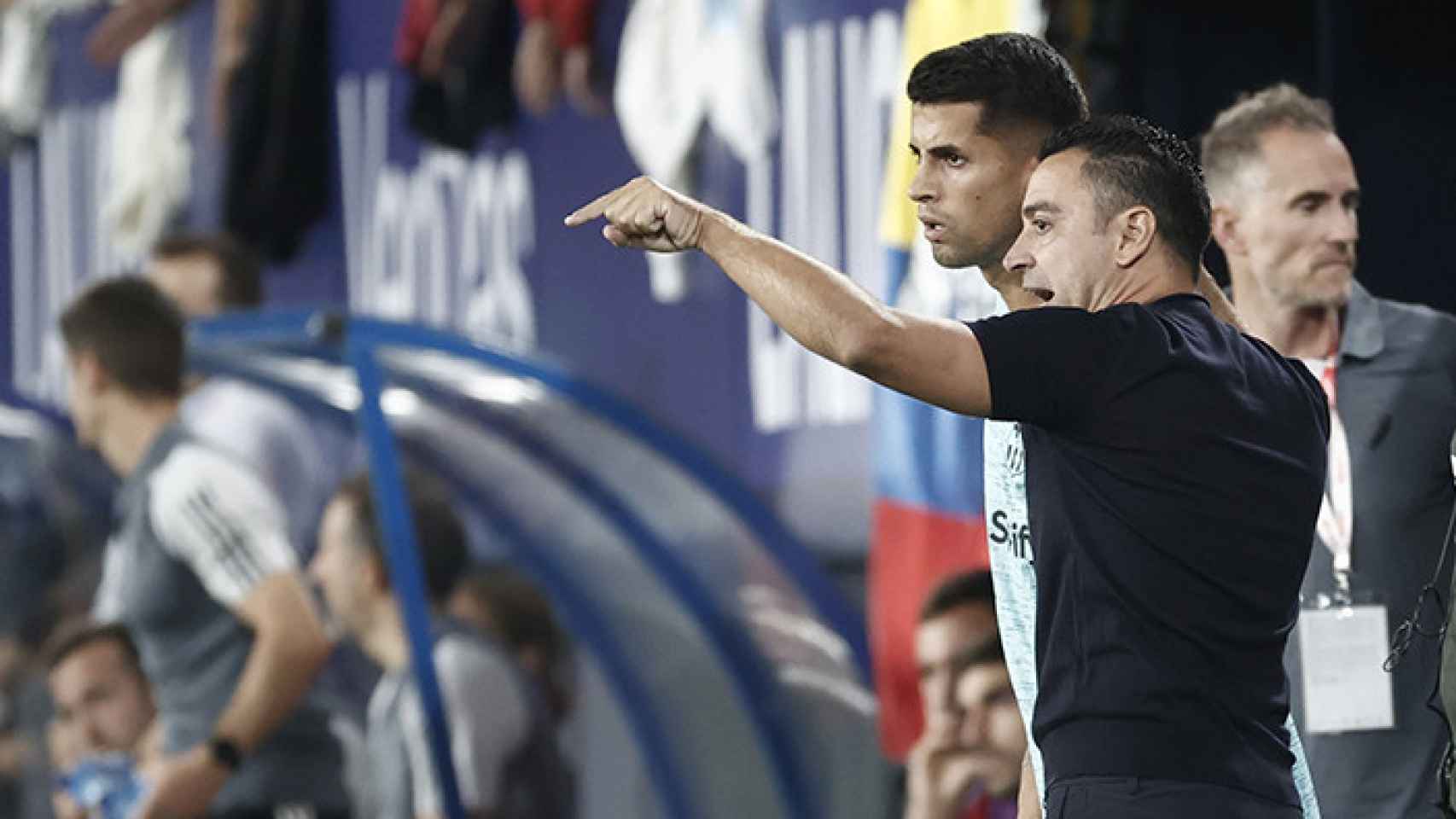 Xavi da indicaciones a Joao Cancelo durante el partido contra el Osasuna