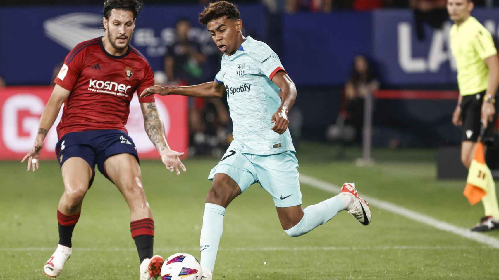 Lamine Yamal encara a Juan Cruz en el Osasuna-Barça