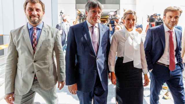 Los eurodiputados de Junts Toni Comín y Carles Puigdemont, junto a la vicepresidenta del Gobierno Yolanda Díaz y al dirigente de Sumar Jaume Asens este lunes en Bruselas