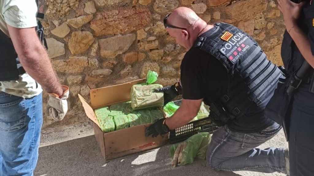 Efectivos de los Tedax retiran un polvorín de explosivos en una masía de Tarragona