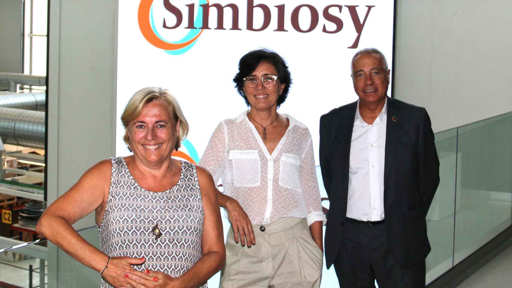 Verónica Kuchinow (c), fundadora de Símbiosy, junto al delegado especial del Estado en el CZFB, Pere Navarro