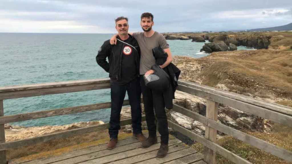 Josep junto a su padre en la playa de As Catedrais, durante su último viaje