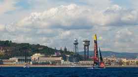 Imagen de la nave del Emirates Team New Zealand entrenando en Barcelona