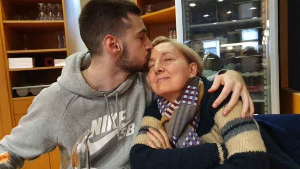 Josep Boan en la foto besa a su madre, María Pilar Rosanes