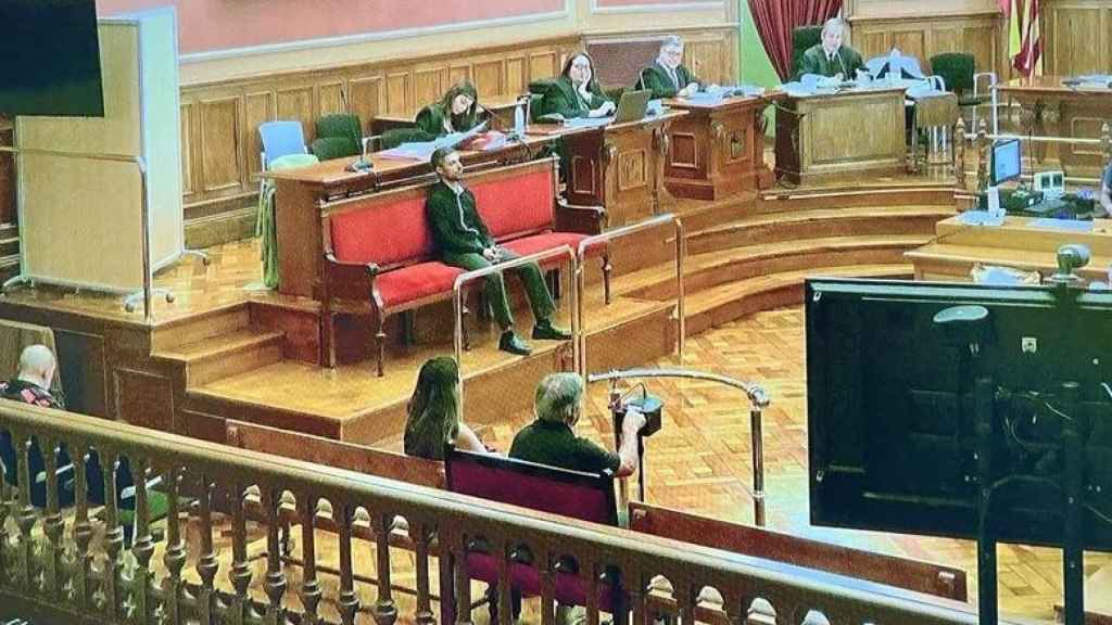 Imagen de la sesión del juicio a un acusado por matar a su ex mujer asfixiándola con papel film