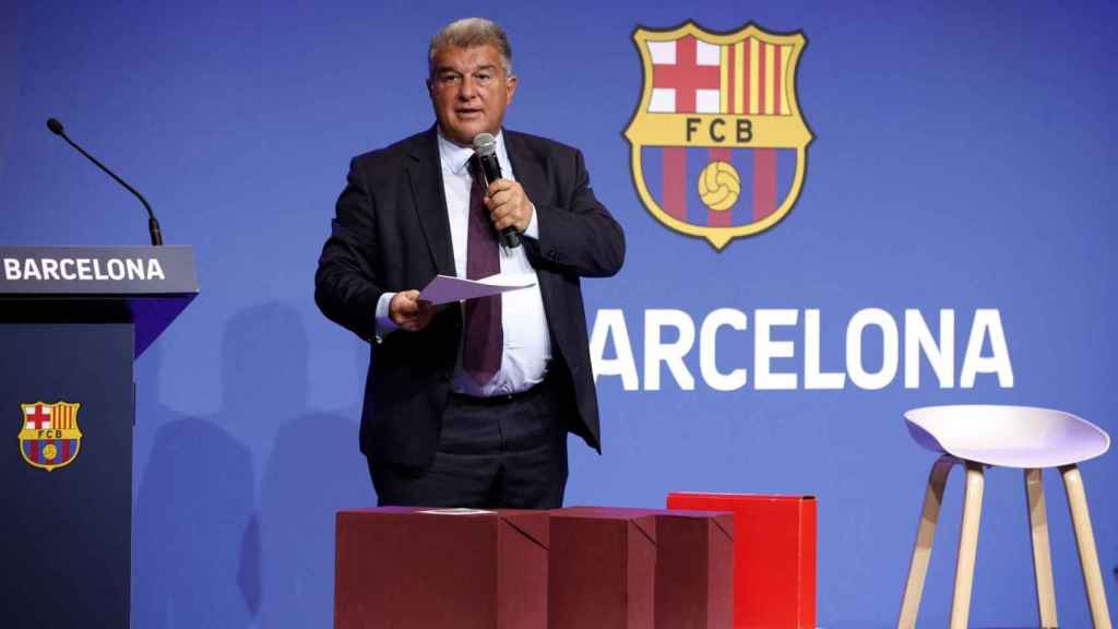 Joan Laporta, posando junto a las cajas de los documentos de Enríquez Negreira