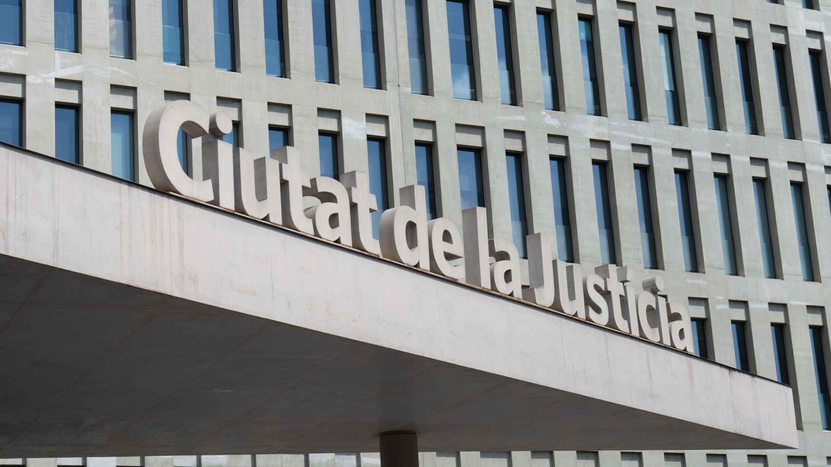 Vista de la fachada de la Ciutat de la Justicia, a 2 de agosto de 2023, en Barcelona