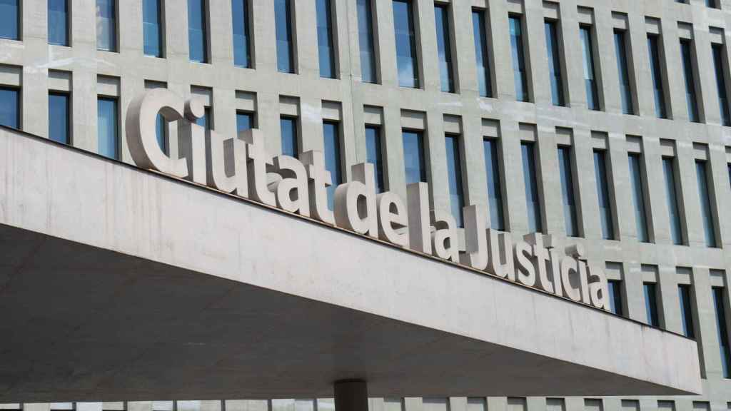 Vista de la fachada de la Ciutat de la Justicia, a 2 de agosto de 2023, en Barcelona