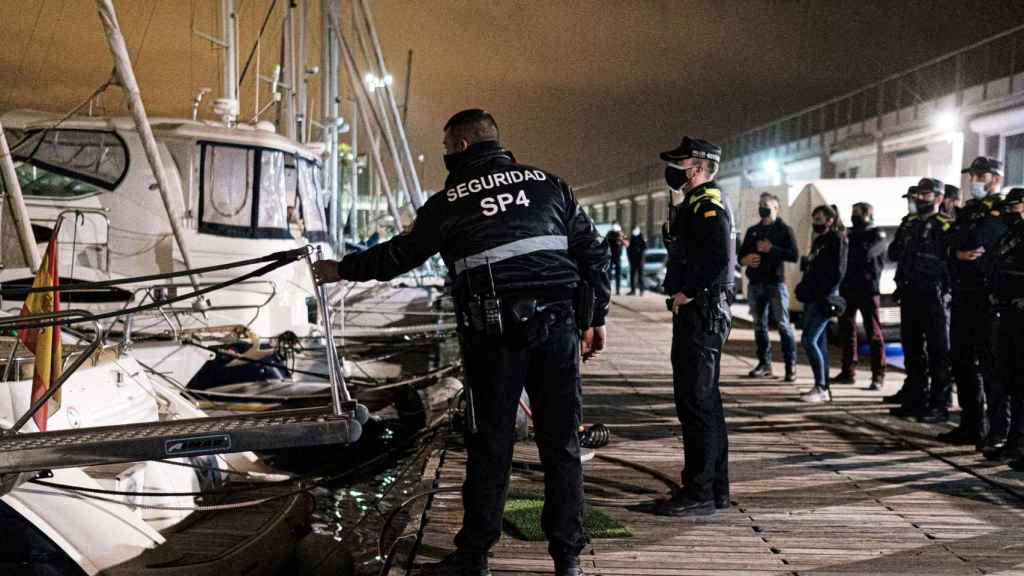 Un vigilante de SP4, con la Guardia Urbana de Barcelona en el Port Olímpic