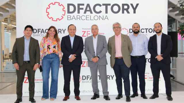 Visita del embajador de Perú al DFactory de la Zona Franca de Barcelona