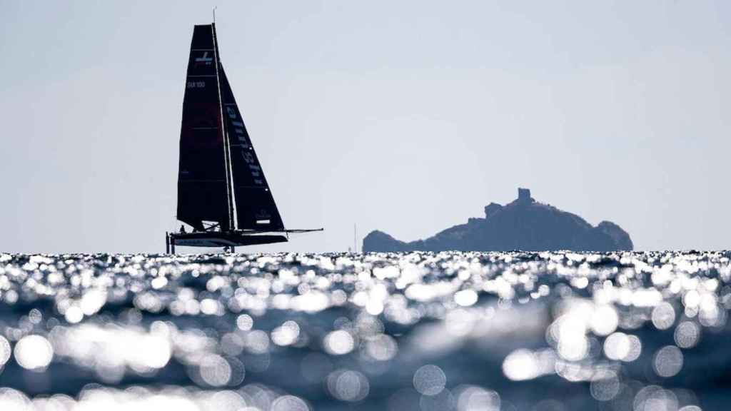 La nave del Alinghi, durante un entrenamiento