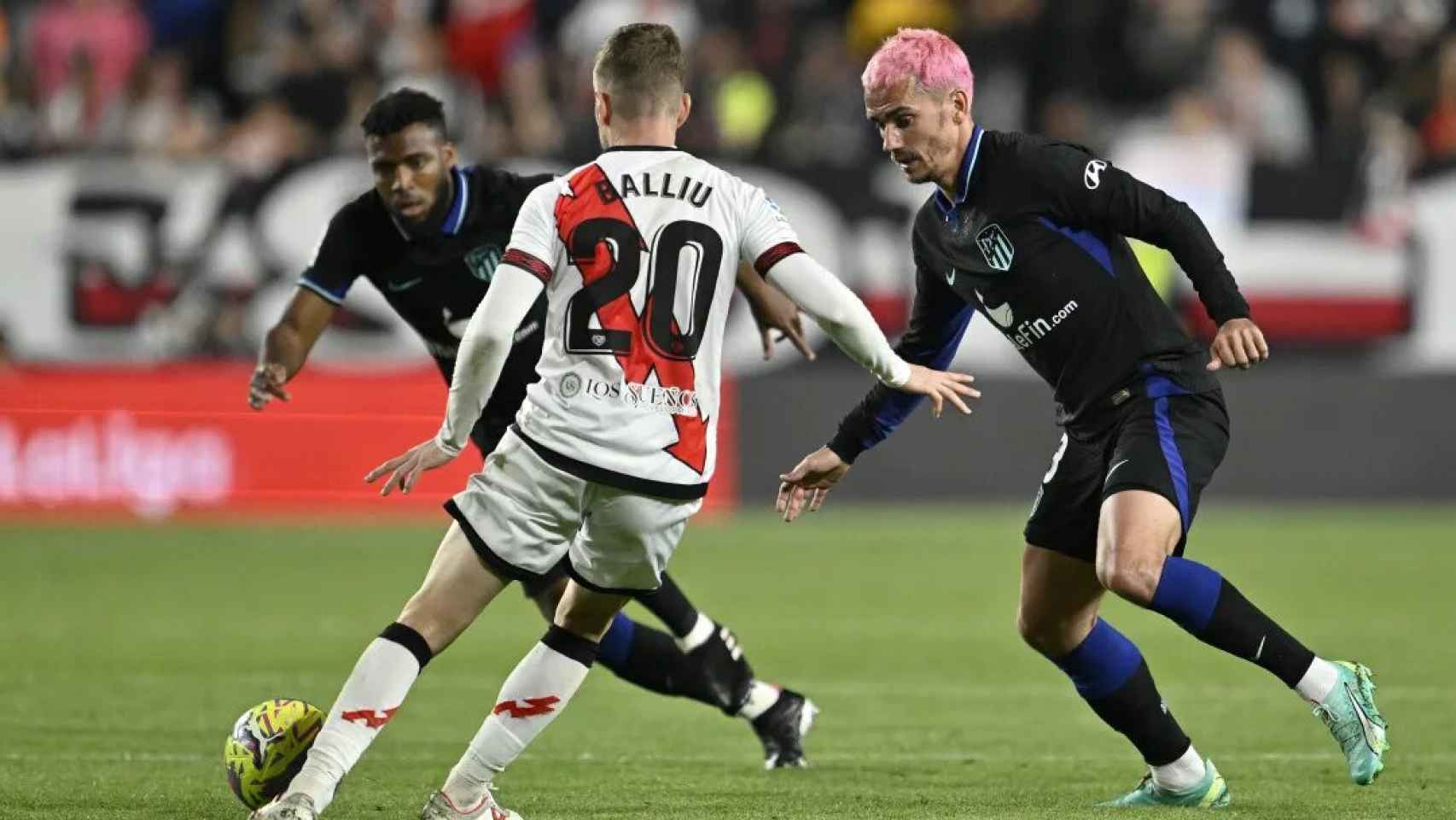 Una imagen de un partido del Rayo Vallecano con el Atlético de Madrid / La Liga / Anadolu Agency/GettyImages