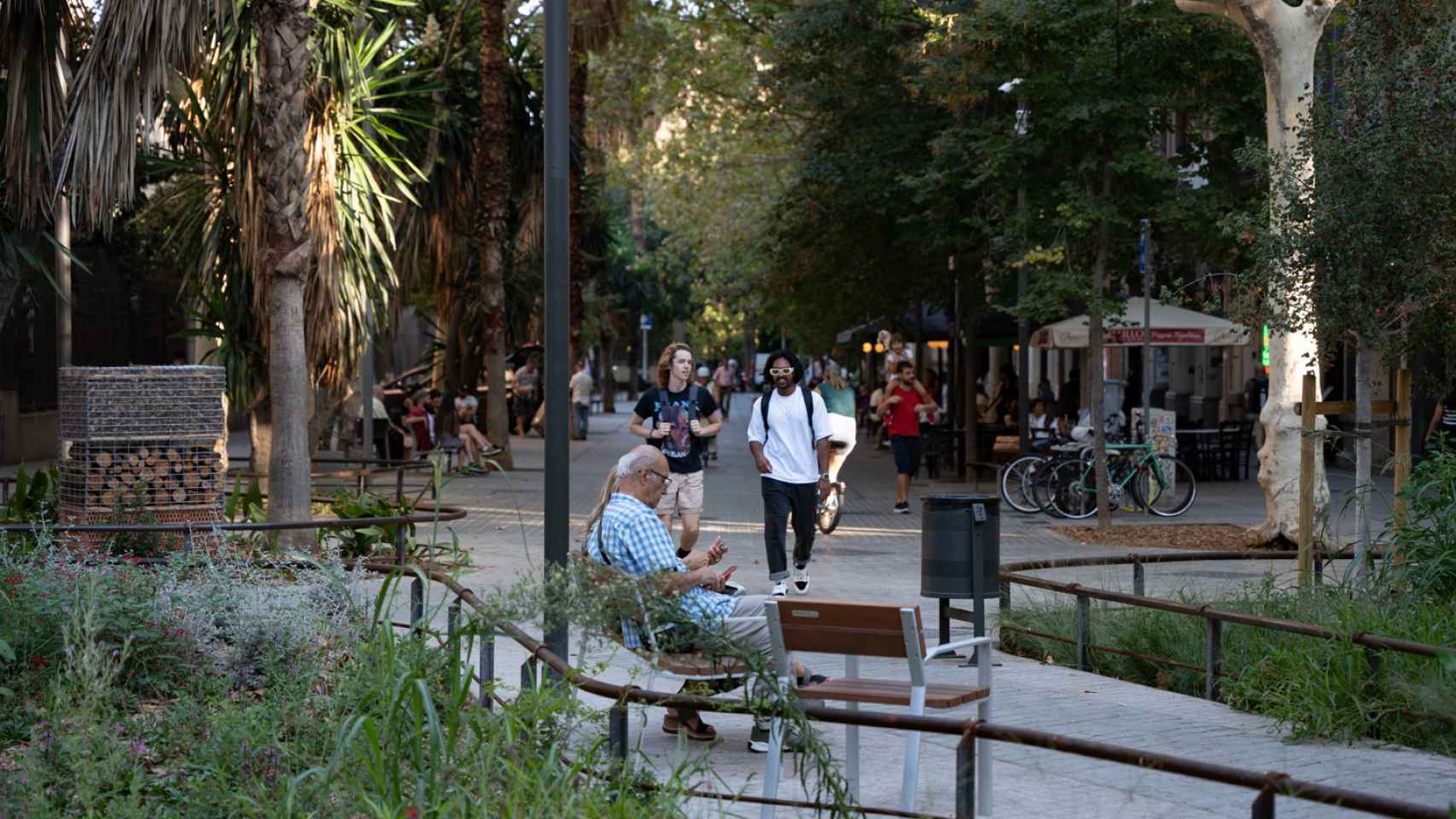 Peatones por la calle Consell de Cent de Barcelona