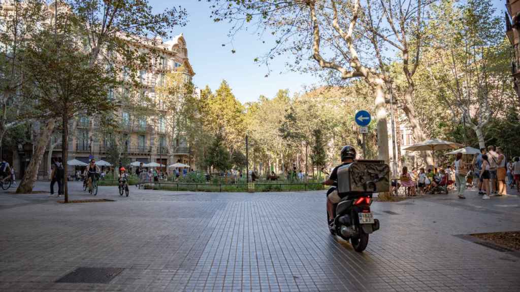 Una moto accede en la superilla de Consell de Cent